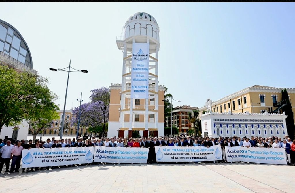 Ms de 80 alcaldes del Levante se concentran en Murcia en defensa del trasvase Tajo-Segura
